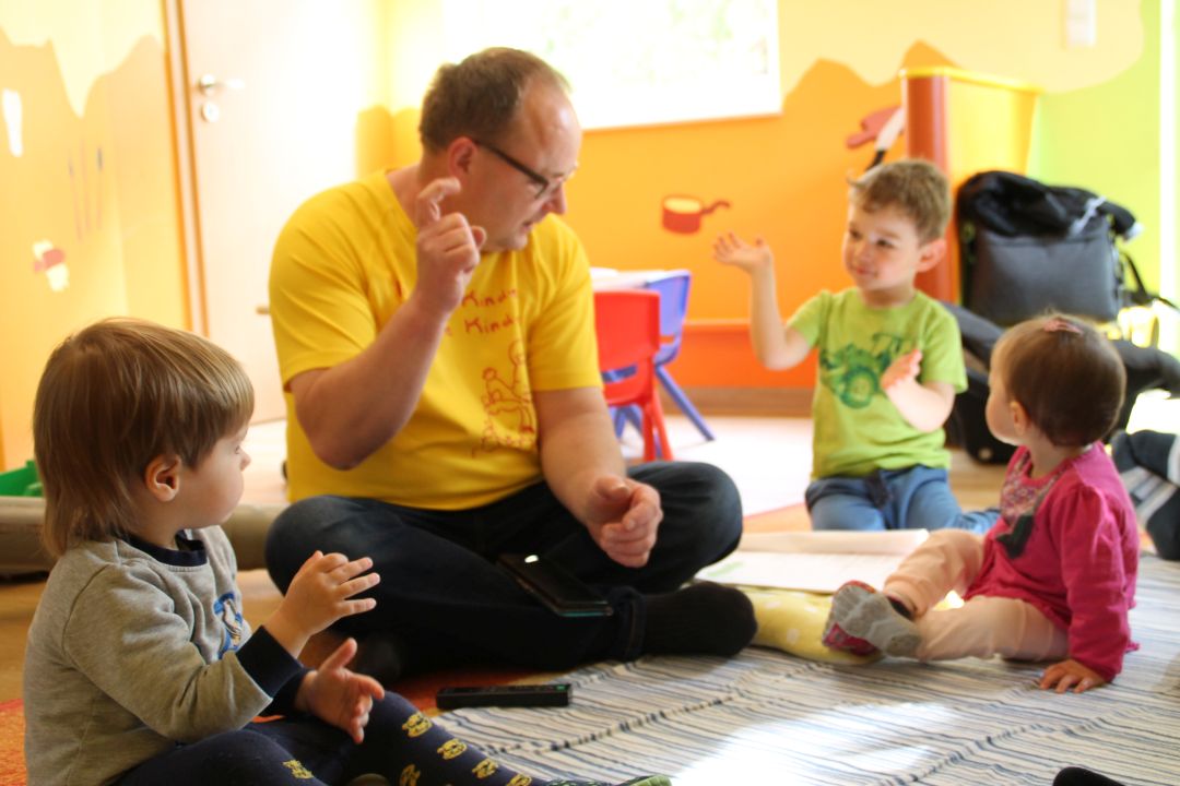 alle singen ein fröhliches Mitmachlied